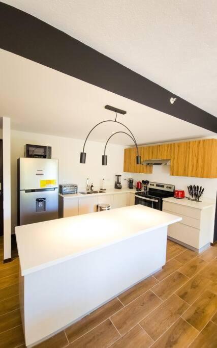 Entire Beautiful Condo With Rooftop Pool And Gym San Salvador Exterior photo