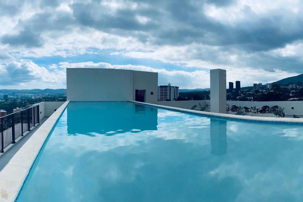 Entire Beautiful Condo With Rooftop Pool And Gym San Salvador Exterior photo